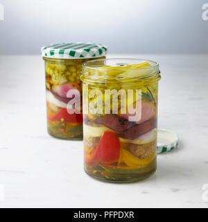 Verschiedene Gemüse in Gläser, gebeizt, close-up Stockfoto