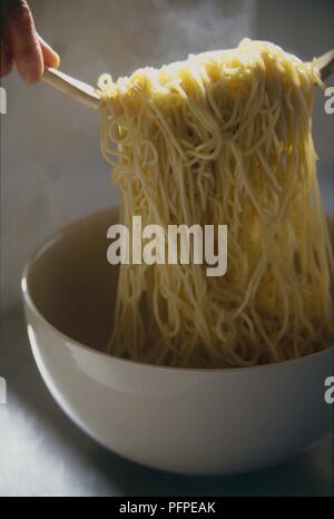Dampfenden Spaghetti über Schüssel Stockfoto