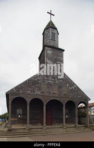 Chile, Los Lagos region, Insel Quinchao, Achao Stadt, Iglesia de Santa Maria de Loreto de Achao, Kirche mit Holzschindeln außen Stockfoto