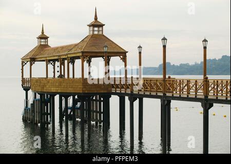 Chile, Los Lagos Region, Frutillar Stadt, eleganten hölzernen Pier am Lago Llanquihue Stockfoto