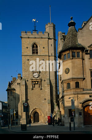 England, Oxford, Carfax Tower im 14. Jahrhundert gegen den blauen Himmel eingestellt Stockfoto