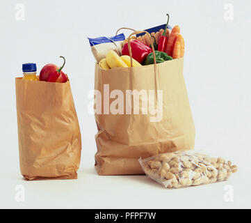 Lebensmittel in braunem Papier Shopping Bag, Papierbeutel und luftdichten Plastikbeutel Stockfoto