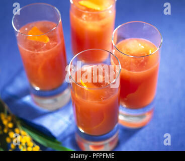Blut orange Campari Soda in vier Gläser auf Blau Tischdecke Stockfoto