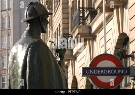 Grossbritannien, England, London, Marylebone, Baker Street-U-Bahnstation, Statue von Sherlock Holmes außerhalb der Station Eingang Stockfoto