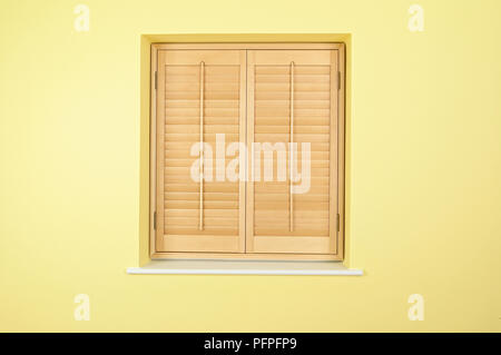 Geschlossenen Fensterläden im Haus, close-up Stockfoto
