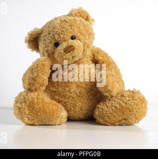 Teddybär mit den Kopf zu einer Seite Stockfoto