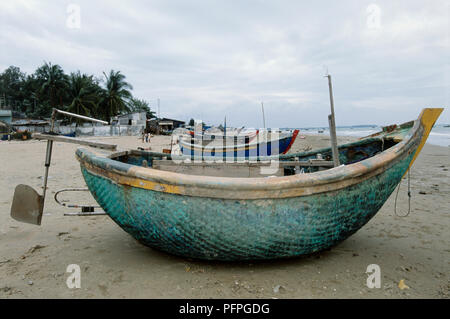 Vietnam, Vung Tau, kleinen kreisförmigen gewebt Bambus Fischerboote am Strand Stockfoto