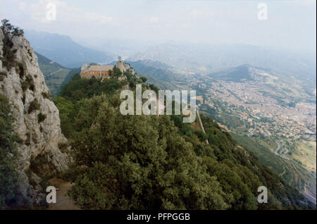 Spanien, Katalonien, Bergueda, Queralt Heiligtum von queralt Berg, Stadt Berga im Hintergrund Stockfoto