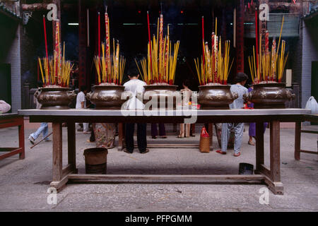 Vietnam, Ho Chi Minh City, Thien Hau Pagode, fünf Rauchopfer Töpfe am Tisch Stockfoto