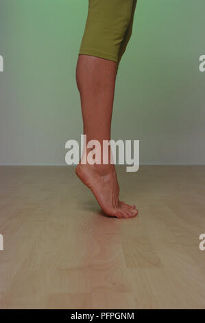 Frau auf einem Bein stehen, barfuss auf Zehenspitzen, close-up Stockfoto
