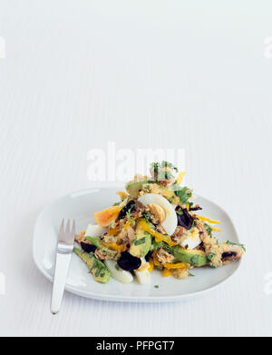 Avocado und Quinoa Salat serviert auf weißer Teller mit Gabel Stockfoto