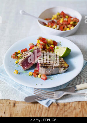 Griddled Thunfischsteak mit Salsa und Scheibe von Kalk auf Platte Stockfoto