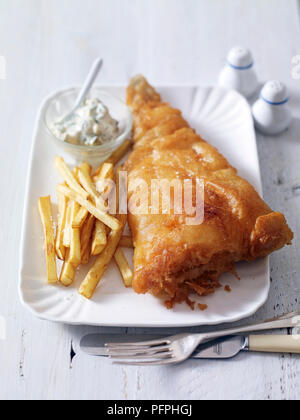 Frittierte Schellfisch im Bierteig mit Pommes und Sauce Tartar Stockfoto