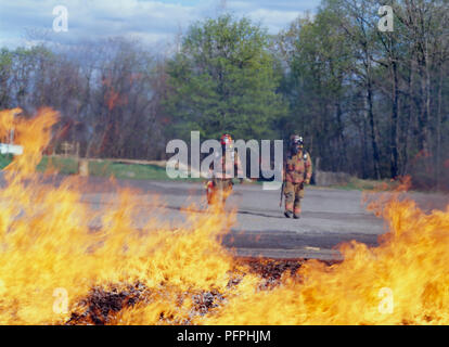 Zwei Auszubildende Feuerwehrmänner auf dem Weg zum brennenden Öls Stockfoto