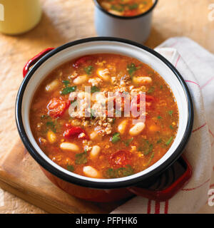 Würzige Wurst und Bohnensuppe serviert in der Schüssel, close-up Stockfoto