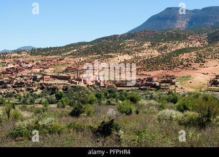 Marokko, Blick auf die kleine Stadt von Asni von Imlil Straße, Hohen Atlas Stockfoto