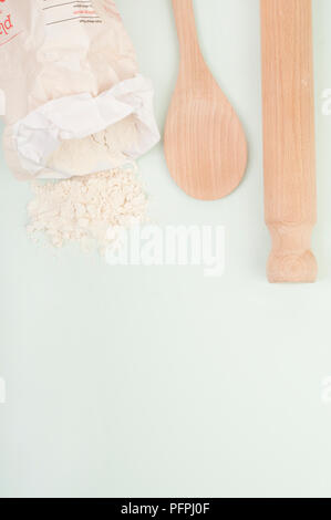 Löffel aus Holz, Holz- Rolling Pin und weißes Mehl Verschütten von Bag, Ansicht von oben Stockfoto