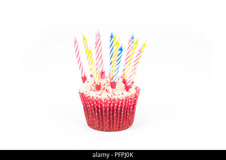 Vereisung überstieg Cupcake mit rosa, gelb und blau candy-stripe Kerzen auf oben auf weißem Hintergrund Stockfoto