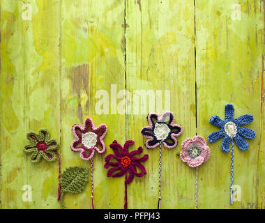 Gestrickte Blumen auf grünem Hintergrund Stockfoto