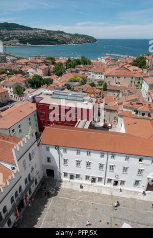 Slowenien, Littoral region, Koper, Titov trg (Tito Platz), Hauptplatz, Praetorian Palace und die Dächer der Stadt, vom Glockenturm gesehen Stockfoto