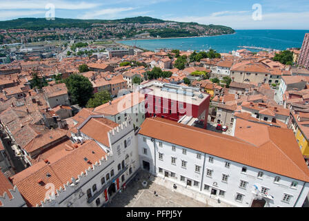 Slowenien, Littoral region, Koper, Titov trg (Tito Platz), Hauptplatz, Praetorian Palace und die Dächer der Stadt, vom Glockenturm gesehen Stockfoto