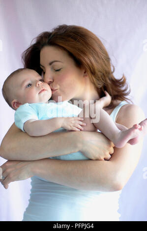 Frau mit Baby, seine Wange, Stockfoto