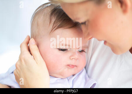 Frau Gesicht mit Baby zu Gesicht, Nahaufnahme der Staats- und Regierungschefs Stockfoto