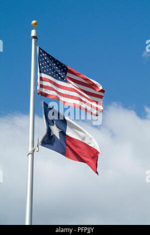 USA, Amerikanische Flagge und Texan flags Flying von Flag Pole Stockfoto