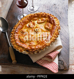 Gebackene Kruste von Steak und Wild Mushroom pie Stockfoto