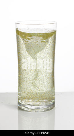 Strudel in Glas Wasser Stockfoto