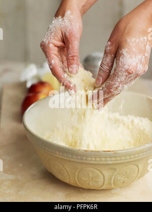 Mischen Torte Gebäck Zutaten in der Schüssel Stockfoto