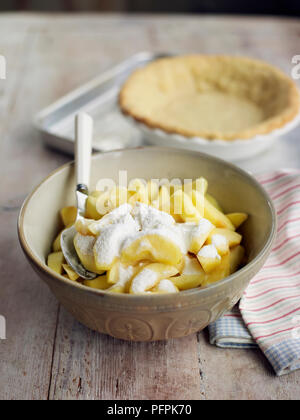 Speisestärke, Zucker- und Apfelscheiben in Schüssel (das macht Apple Pie) Stockfoto