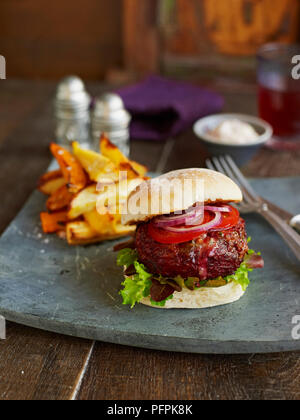 Rindfleisch, rote Bete und stilton Burger in bap, serviert mit veggie Chips Stockfoto