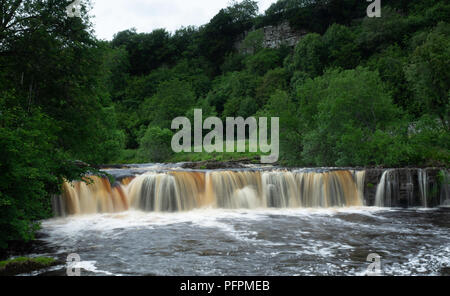 Wain Wath Kraft ist ein beliebter Wasserfall nur über eine halbe Meile westlich von Keld in oberen Swaledale in den Yorkshire Dales National Park. Stockfoto