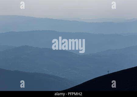 Blick auf Serrasanta Hermitage (Umbrien, Italien) auf einem Berg, mit verschiedenen anderen Berge Schichten im Hintergrund Stockfoto