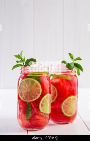 Zwei Gläser erfrischenden Sommerdrink mit Wassermelone, Limette und Minze auf einem weißen Hintergrund, сopy Raum. Konzept der gesunden Ernährung, Reinigung des Körpers, los Stockfoto