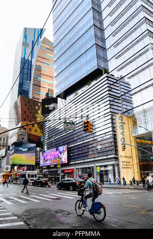 New York City, USA - 21. Juni 2018: Radfahrer reiten durch 7. Avenue ein Regentag Stockfoto