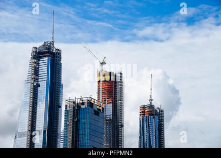 New York City, USA - 21. Juni 2018: Wolkenkratzer im Bau in neue Entwicklung in West Side von Manhattan. Ansicht gegen Himmel mit Kopie Raum Stockfoto