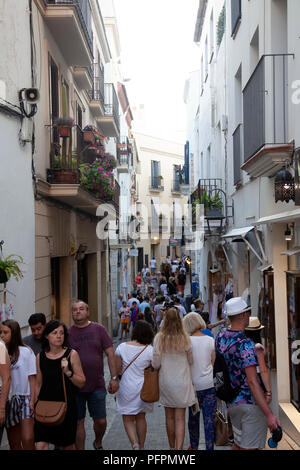 Die Menschen in der Calle Mayor in Sitges, Spanien Stockfoto