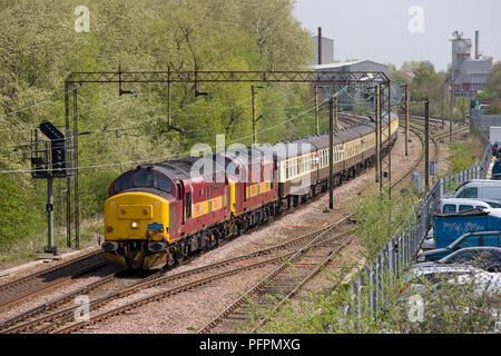 Ein Paar Diesellokomotiven der Baureihe 37 mit den Nummern 37417 und 37401 Working Pathfinder Tours „The Grays Church Elegy“ in der Harlow Mill. Stockfoto