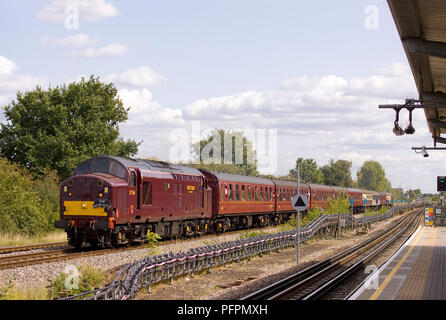 Eine West Coast Eisenbahnen Klasse 37 Diesellok Reihe 37516 arbeiten ein Enthusiast railtour in Ruislip Gardens am 5. September 2009. Stockfoto