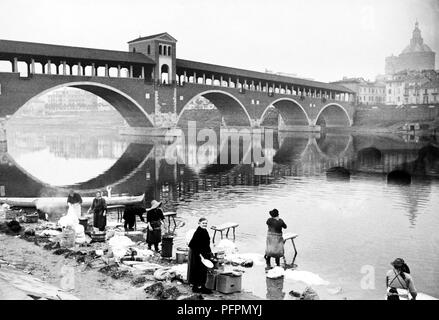 Italien, Pavia, Wäscherinnen am Fluss Ticino, 50 s Stockfoto