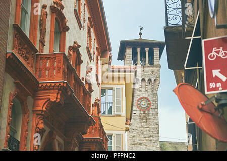 Blick auf die Straße und Rathaus Turm des Palazzo Civico in Bellinzona, Tessin, Schweiz Stockfoto