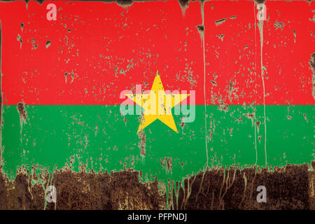 Nationalflagge von Burkina Faso auf verrostetem Metall Textur Stockfoto