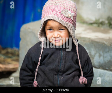 GHALEGAUN, Nepal - ca. Mai 2018: Junge nepalesische Mädchen mit einem rosa Cap. Stockfoto