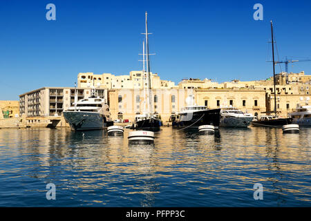 Die Aussicht auf Vittoriosa und moderne Yachten im Sonnenuntergang, Malta Stockfoto