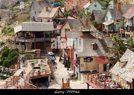 MALTA - 20 APRIL: Die "Popeye Village" und Touristen im 20. April 2015 in Malta. Mehr dann 1,6 Mio. Touristen wird voraussichtlich im Jahr 2015 Malta besuchen. Stockfoto