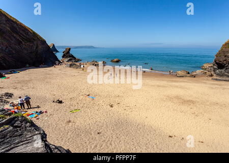 Blick über Cilborth Strand, an einem warmen Sommertag in Richtung Carreg Bica. Llangrannog, Ceredigion Stockfoto