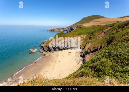 Auf Cilborth Strand von den Klippen, an einem warmen Sommertag. Llangrannog, Ceredigion Stockfoto