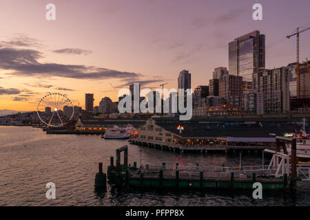 Schöne Seattle Waterfront die Skyline in der Dämmerung mit Piers und Wolkenkratzer aus dem Stadtinneren, Puget Sound, Washington State, USA. Stockfoto
